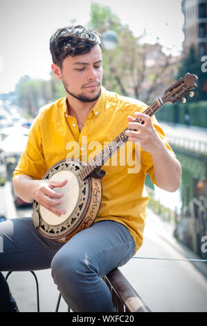 Hipster junge Mann spielt Banjo in der Stadt Stockfoto