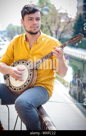 Hipster junge Mann spielt Banjo in der Stadt Stockfoto