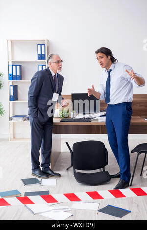 Forensische Ermittler untersuchen Diebstahl im Büro Stockfoto