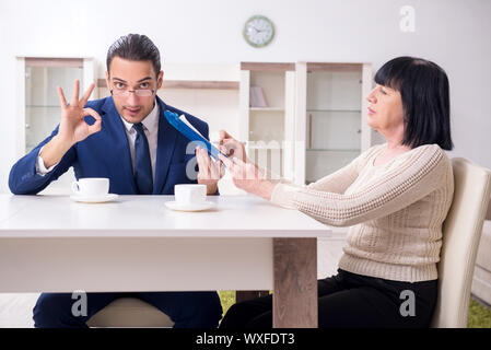 Männliche und weibliche real estate agent Client in der Wohnung Stockfoto
