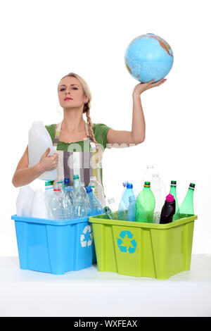 Frau, recycling und Planetenerde in ihren Händen hält Stockfoto