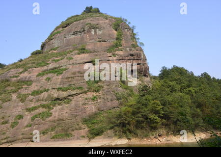 Jiangxi, Jiangxi, China. 17 Sep, 2019. Jiangxi, China - Chinas größte liegende Buddha in Longmen rock befindet, Yiyang Qifeng Scenic Area, Grafschaft, Provinz Jiangxi. Die Gesamtlänge des Yiyang liegenden Buddha ist 416 Meter, der höchste Höhe ist 68 Meter, das Auge hat einen Durchmesser von 8,6 m, 12,3 m breit, 50,5 m lang, große Zehe 5 m Breite und 1,2 m dick. Es aus dem Fels gehauen ist. Die natürlichen Berg zeigt die künstlerische Schwung Der shakyamuni Nirvana-Gruppe, die die größte Buddha-Statue der Welt, atemberaubende Touristen und Gläubigen. (Bild: © SIPA Asien über ZUM Stockfoto