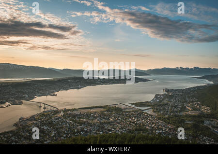 Blick auf den Sonnenuntergang über dem Tromso. Foto während der Mitternachtssonne. Tromsø ist die größte Stadt des nördlichen Norwegen über dem Polarkreis. Stockfoto