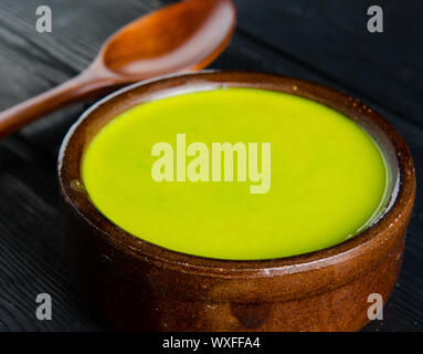 Spinat-Suppe serviert auf Holzbrett Stockfoto