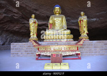 Jiangxi, Jiangxi, China. 17 Sep, 2019. Jiangxi, China - Chinas größte liegende Buddha in Longmen rock befindet, Yiyang Qifeng Scenic Area, Grafschaft, Provinz Jiangxi. Die Gesamtlänge des Yiyang liegenden Buddha ist 416 Meter, der höchste Höhe ist 68 Meter, das Auge hat einen Durchmesser von 8,6 m, 12,3 m breit, 50,5 m lang, große Zehe 5 m Breite und 1,2 m dick. Es aus dem Fels gehauen ist. Die natürlichen Berg zeigt die künstlerische Schwung Der shakyamuni Nirvana-Gruppe, die die größte Buddha-Statue der Welt, atemberaubende Touristen und Gläubigen. (Bild: © SIPA Asien über ZUM Stockfoto