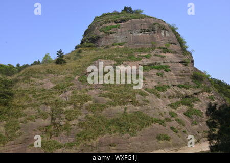 Jiangxi, Jiangxi, China. 17 Sep, 2019. Jiangxi, China - Chinas größte liegende Buddha in Longmen rock befindet, Yiyang Qifeng Scenic Area, Grafschaft, Provinz Jiangxi. Die Gesamtlänge des Yiyang liegenden Buddha ist 416 Meter, der höchste Höhe ist 68 Meter, das Auge hat einen Durchmesser von 8,6 m, 12,3 m breit, 50,5 m lang, große Zehe 5 m Breite und 1,2 m dick. Es aus dem Fels gehauen ist. Die natürlichen Berg zeigt die künstlerische Schwung Der shakyamuni Nirvana-Gruppe, die die größte Buddha-Statue der Welt, atemberaubende Touristen und Gläubigen. (Bild: © SIPA Asien über ZUM Stockfoto