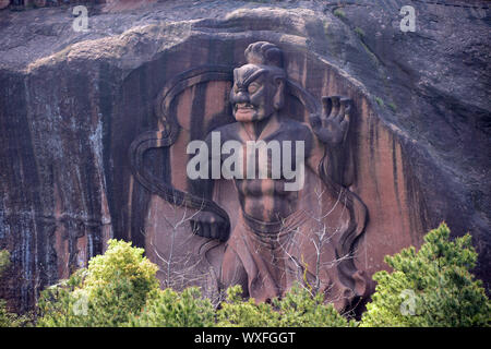 Jiangxi, Jiangxi, China. 17 Sep, 2019. Jiangxi, China - Chinas größte liegende Buddha in Longmen rock befindet, Yiyang Qifeng Scenic Area, Grafschaft, Provinz Jiangxi. Die Gesamtlänge des Yiyang liegenden Buddha ist 416 Meter, der höchste Höhe ist 68 Meter, das Auge hat einen Durchmesser von 8,6 m, 12,3 m breit, 50,5 m lang, große Zehe 5 m Breite und 1,2 m dick. Es aus dem Fels gehauen ist. Die natürlichen Berg zeigt die künstlerische Schwung Der shakyamuni Nirvana-Gruppe, die die größte Buddha-Statue der Welt, atemberaubende Touristen und Gläubigen. (Bild: © SIPA Asien über ZUM Stockfoto