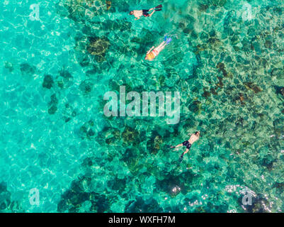 Paar Schnorcheln in der blauen Meer Ozean und Coral Hintergrund Antenne Top View Stockfoto