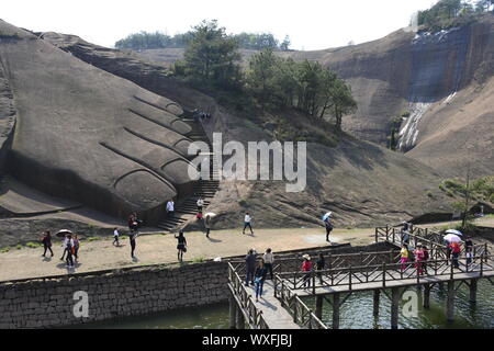 Jiangxi, Jiangxi, China. 17 Sep, 2019. Jiangxi, China - Chinas größte liegende Buddha in Longmen rock befindet, Yiyang Qifeng Scenic Area, Grafschaft, Provinz Jiangxi. Die Gesamtlänge des Yiyang liegenden Buddha ist 416 Meter, der höchste Höhe ist 68 Meter, das Auge hat einen Durchmesser von 8,6 m, 12,3 m breit, 50,5 m lang, große Zehe 5 m Breite und 1,2 m dick. Es aus dem Fels gehauen ist. Die natürlichen Berg zeigt die künstlerische Schwung Der shakyamuni Nirvana-Gruppe, die die größte Buddha-Statue der Welt, atemberaubende Touristen und Gläubigen. (Bild: © SIPA Asien über ZUM Stockfoto