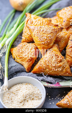 Hausgemachte samosas bestreut mit Sesam. Stockfoto