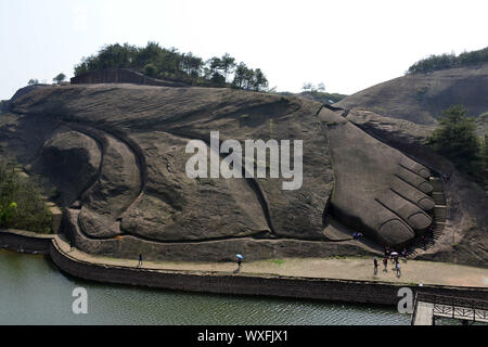 Jiangxi, Jiangxi, China. 17 Sep, 2019. Jiangxi, China - Chinas größte liegende Buddha in Longmen rock befindet, Yiyang Qifeng Scenic Area, Grafschaft, Provinz Jiangxi. Die Gesamtlänge des Yiyang liegenden Buddha ist 416 Meter, der höchste Höhe ist 68 Meter, das Auge hat einen Durchmesser von 8,6 m, 12,3 m breit, 50,5 m lang, große Zehe 5 m Breite und 1,2 m dick. Es aus dem Fels gehauen ist. Die natürlichen Berg zeigt die künstlerische Schwung Der shakyamuni Nirvana-Gruppe, die die größte Buddha-Statue der Welt, atemberaubende Touristen und Gläubigen. (Bild: © SIPA Asien über ZUM Stockfoto