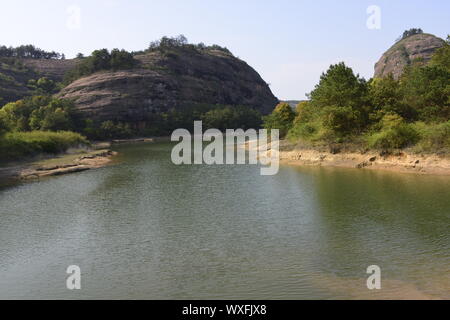 Jiangxi, Jiangxi, China. 17 Sep, 2019. Jiangxi, China - Chinas größte liegende Buddha in Longmen rock befindet, Yiyang Qifeng Scenic Area, Grafschaft, Provinz Jiangxi. Die Gesamtlänge des Yiyang liegenden Buddha ist 416 Meter, der höchste Höhe ist 68 Meter, das Auge hat einen Durchmesser von 8,6 m, 12,3 m breit, 50,5 m lang, große Zehe 5 m Breite und 1,2 m dick. Es aus dem Fels gehauen ist. Die natürlichen Berg zeigt die künstlerische Schwung Der shakyamuni Nirvana-Gruppe, die die größte Buddha-Statue der Welt, atemberaubende Touristen und Gläubigen. (Bild: © SIPA Asien über ZUM Stockfoto