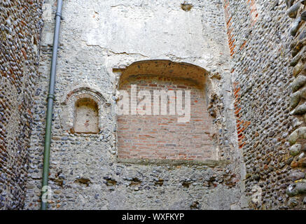 Details der Überreste einer trinitarischen Priorat an der Nordwand der Kirche der Heiligen Dreifaltigkeit in Ingham, Norfolk, England, UK, Europa. Stockfoto