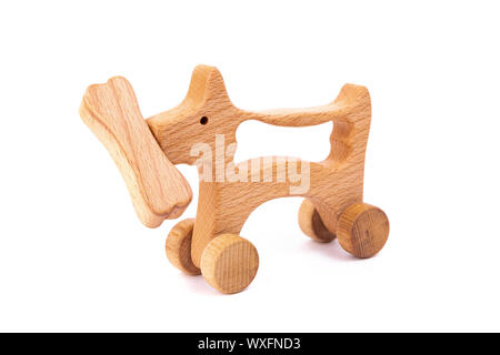 Foto eines Holz- Hund mit Knochen auf Rädern der Buche. Spielzeug aus Holz auf einem weißen Hintergrund isoliert. ein Spielzeug für die Unterhaltung der Kinder und Ruhen pare Stockfoto