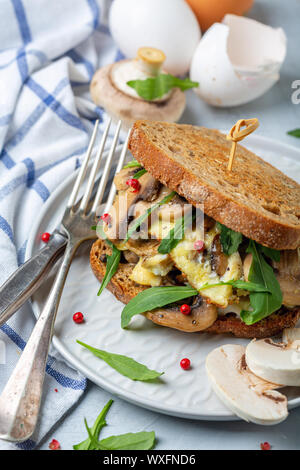 Scheiben geröstetes Brot mit Ei und Pilzen. Stockfoto