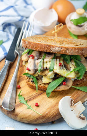 Toast Sandwich mit Pilzen und Rührei. Stockfoto