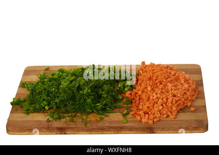 Frisch geschnittene Karotten und Kräuter auf einem Holzbrett isolieren Stockfoto