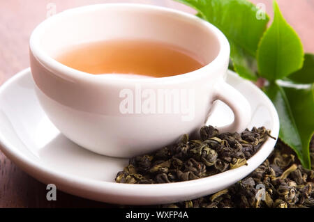 Tasse grünen Tee mit frische Blätter Stockfoto