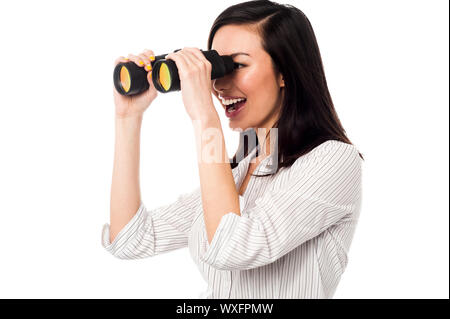 Junge Geschäftsfrau, die ein Auge auf ihr Team aus Distanz Stockfoto