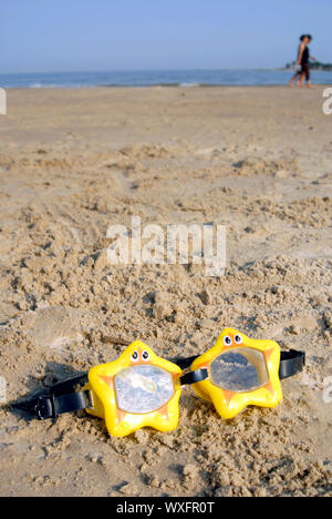 Spielzeug Gläser sternförmig auf dem Sand schwimmen. Stockfoto