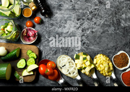 Gemüse auf dem Hintergrund. Frisches Gemüse (Gurken, Tomaten, Zwiebeln, Knoblauch, Dill, grüne Bohnen) auf einem grauen Hintergrund. Zu Stockfoto