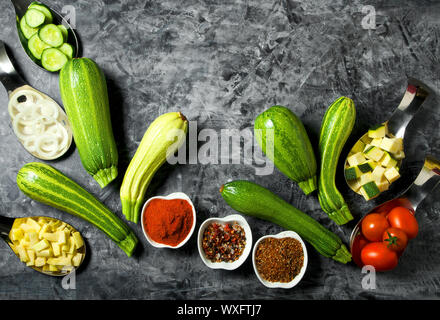 Gemüse auf dem Hintergrund. Frisches Gemüse (Gurken, Tomaten, Zwiebeln, Knoblauch, Dill, grüne Bohnen) auf einem grauen Hintergrund. Zu Stockfoto