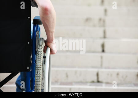 Rollstuhlfahrer vor Treppe Barriere Stockfoto