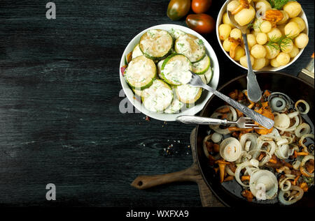 Gemüse auf dem Hintergrund. Gebratene zucchini Sauce in einen Teller. Junge gekochte Kartoffeln mit Dill in eine Schüssel geben. Gebratene Pfifferlinge Brei Stockfoto