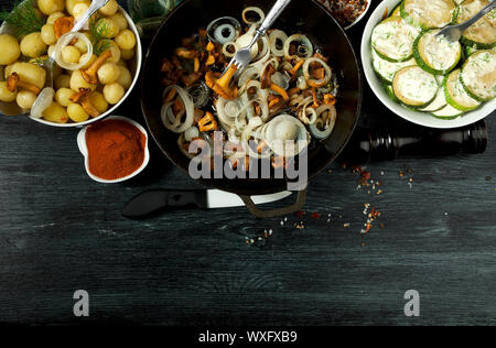 Gemüse auf dem Hintergrund. Gebratene zucchini Sauce in einen Teller. Junge gekochte Kartoffeln mit Dill in eine Schüssel geben. Gebratene Pfifferlinge Brei Stockfoto