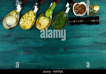 Gemüse auf Hintergrund. Frisches Gemüse und Gewürze auf einem Holz- Oberfläche. Platz kopieren Stockfoto