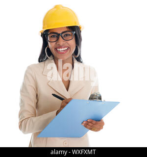 Lächelnd indische weibliche Bauingenieur mit Helm Lächeln glücklich schriftlich Bericht. Portrait von schöne asiatische weibliche Modell ständigen isolieren Stockfoto