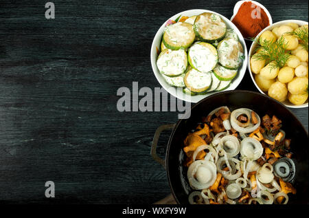 Gemüse auf dem Hintergrund. Gebratene zucchini Sauce in einen Teller. Junge gekochte Kartoffeln mit Dill in eine Schüssel geben. Gebratene Pfifferlinge Brei Stockfoto