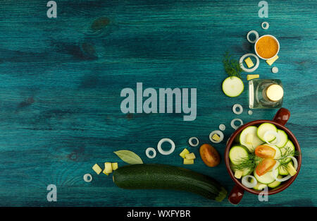 Gemüse auf Hintergrund. Frisches Gemüse und Gewürze auf einem Holz- Oberfläche. Platz kopieren Stockfoto