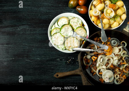 Gemüse auf dem Hintergrund. Gebratene zucchini Sauce in einen Teller. Junge gekochte Kartoffeln mit Dill in eine Schüssel geben. Gebratene Pfifferlinge Brei Stockfoto