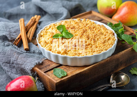 Apple aus weisser Keramik backen Form bröckeln. Stockfoto