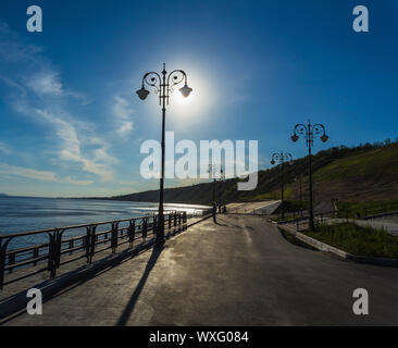 Straßenlaternen an der Promenade am Ufer des großen Flusses Stockfoto