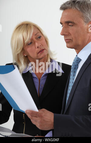 Senior Business paar geht über wichtiges Dokument Stockfoto