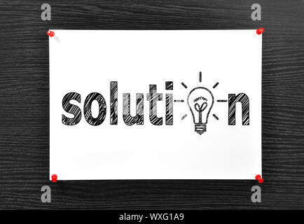 Hinweis mit solurtion Symbol auf Braun board Stockfoto