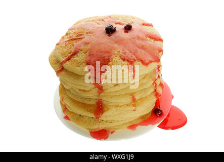 Pfannkuchen mit Sirup auf einer Platte zu isolieren. Einen großen Stapel üppigen rosy Pfannkuchen mit hellen Schlagwörter Sirup auf einem weißen Teller auf einem isol Stockfoto