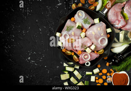 Frische grüne Zucchini auf einen dunklen Tisch. Die Aussicht von oben. Kopieren Sie Platz. Stockfoto