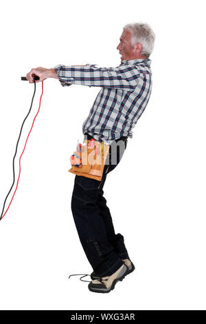 Mann mit Batterieklemmen Stockfoto