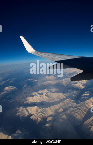 Flugzeuge fliegen über die verschneiten Berge der Pyrenäen zwischen Frankreich und Spanien Stockfoto