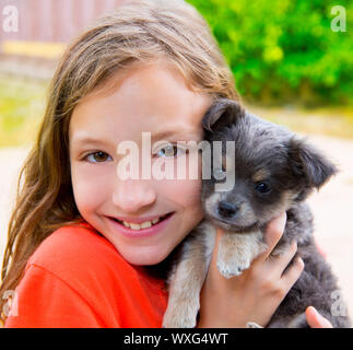 Schöne junge Mädchen Portrait mit grauen Chihuahua-Hündchen Stockfoto