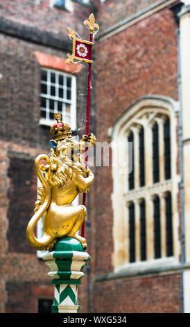 Der Goldene Löwe von England, Hampton Court Palace, Kapelle Garten. Eine moderne Vorstellung des Tudor Garten, mit Hinweisen aus der Henry 8 Porträt. Stockfoto