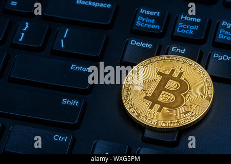 Bitcoin auf Computer Tastatur im Hintergrund, Symbol der elektronischen virtuelles Geld und Bergbau cryptocurrency Konzept. Stockfoto