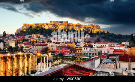 Athen und der Parthenon Tempel der Akropolis bei Sonnenaufgang, Griechenland Stockfoto