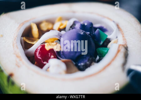 In der Nähe des populären und beliebten Filipino kaltes Dessert "buko" oder Kokosnuss Halo-halo (auch buchstabiertes haluhalo). Selektive konzentrieren. Stockfoto