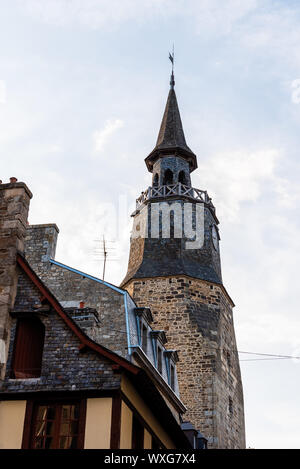 Tour de l'Horloge, einem mittelalterlichen Turm in der Altstadt von Dinan. Stockfoto