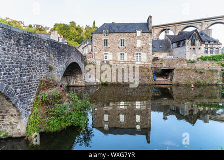 Blick auf die mittelalterliche Brücke über den Fluss Rance in Dinan und dem Hafen, Bretagne Stockfoto