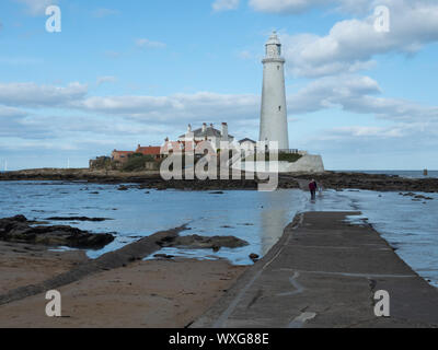 Saint Mary's Island Lighthouse, Whitley Bay, wie die Flut in den kommenden Stockfoto